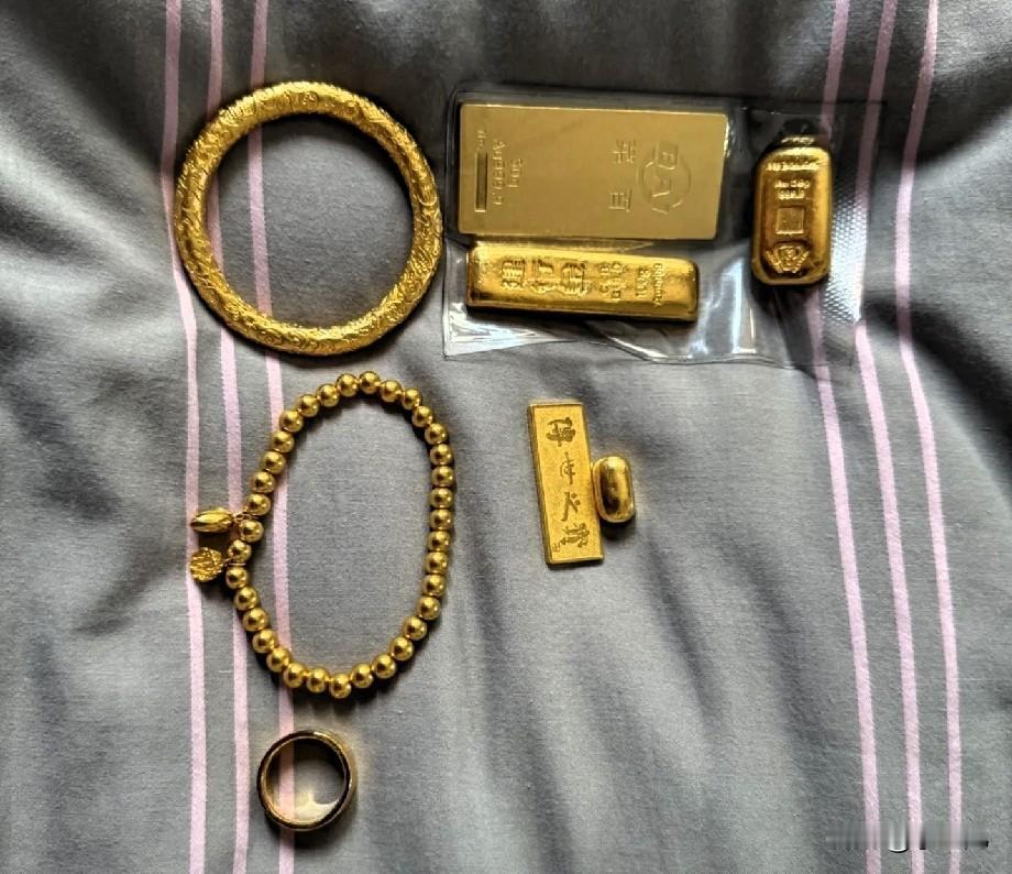 月薪5000，6年存下400克黄金。

这也太魔幻了，但这恰恰是现实版的“闷声发