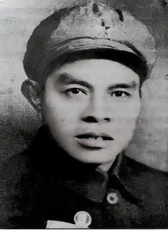 他和邓小平是连襟，曾是红十军团的政委，却在1952年举枪自尽，这其中发生了什么事