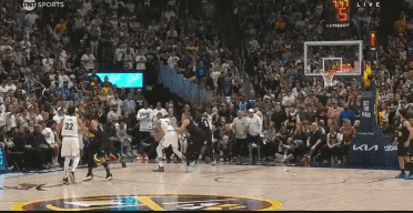 戈贝尔，大家都知道吧，这个球员拿下过三次最佳防守球员，这在NBA历史上都是排名第