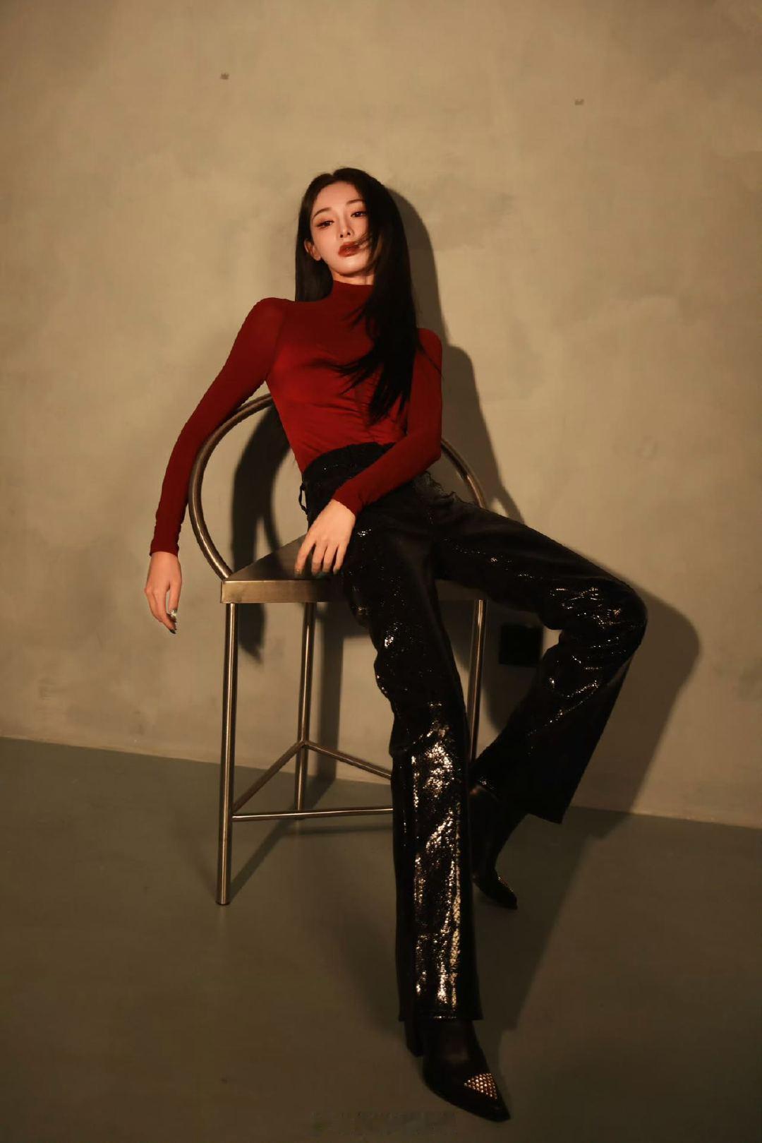 彭小苒曾在横店收养流浪猫 彭小苒最新采访透露养了四只猫，“福福”就是在横店拍戏时