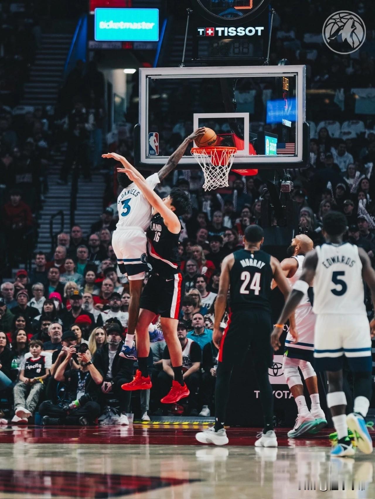 NBA首秀及格了，杨瀚森出场5分钟拿到2分1篮板!

万众期待的杨瀚森终于迎来了