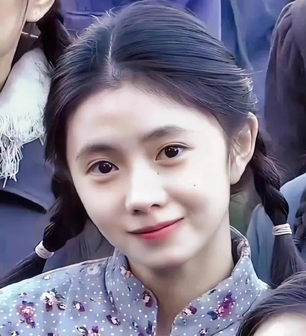 她被誉为新生代演员中的第一小美女。在当今无妆不成，无修不忍的美颜时代，她真是一个