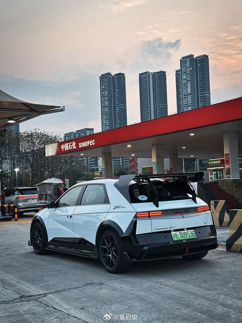 油站没油加了……这种时候正正适合开“最像油车的电车”！5N DK Edition