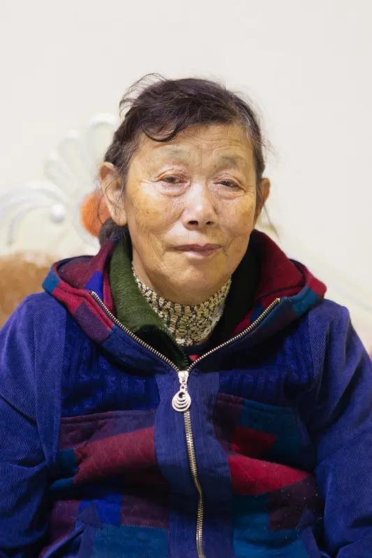 七旬阿姨索要36万带孙费，儿子喊冤这事儿真挺闹心。2025年某市有位七旬母亲，照