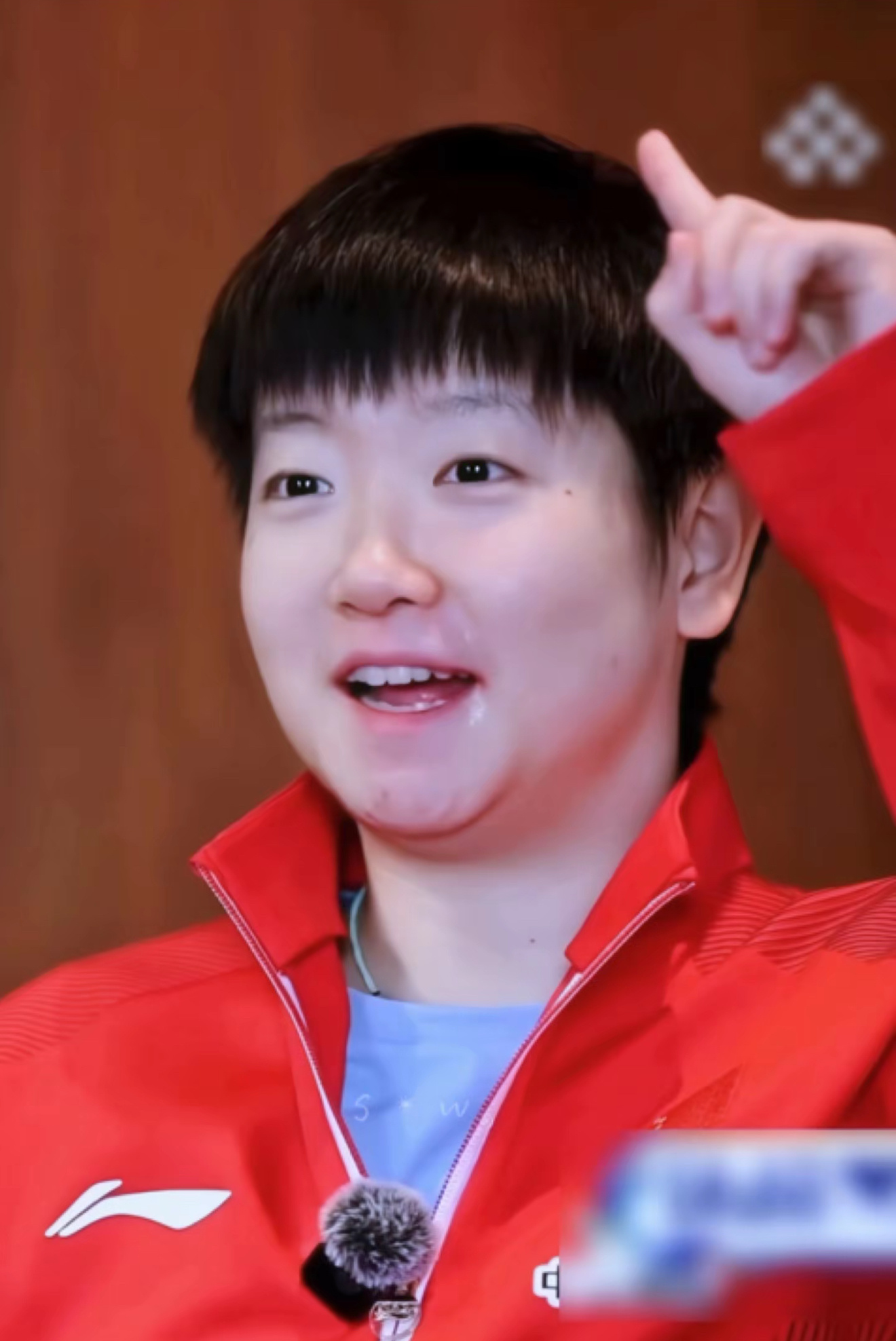 孙颖莎解释比1手势含义 原来小莎的意思是又扳回来一分，好有爱的女孩