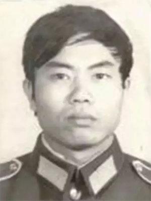 1987年，缉毒警陈建军扮演一回族老板的身份打入毒贩内部，谁料一毒贩突然朝着他开