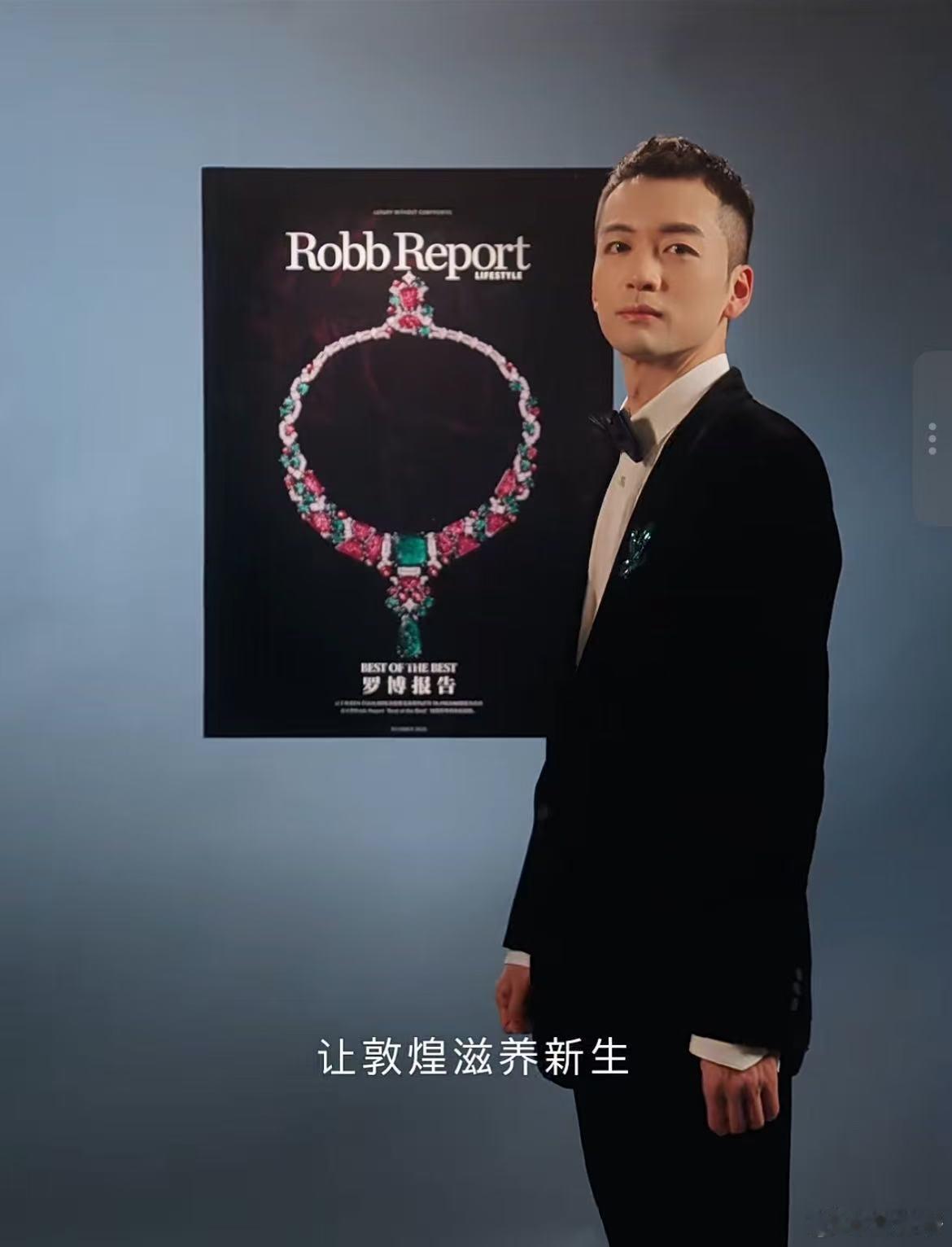 不追浮光掠影只向文明深处探寻，他在风与沙的低语里听见另一种可能，越过喧嚣，始终以