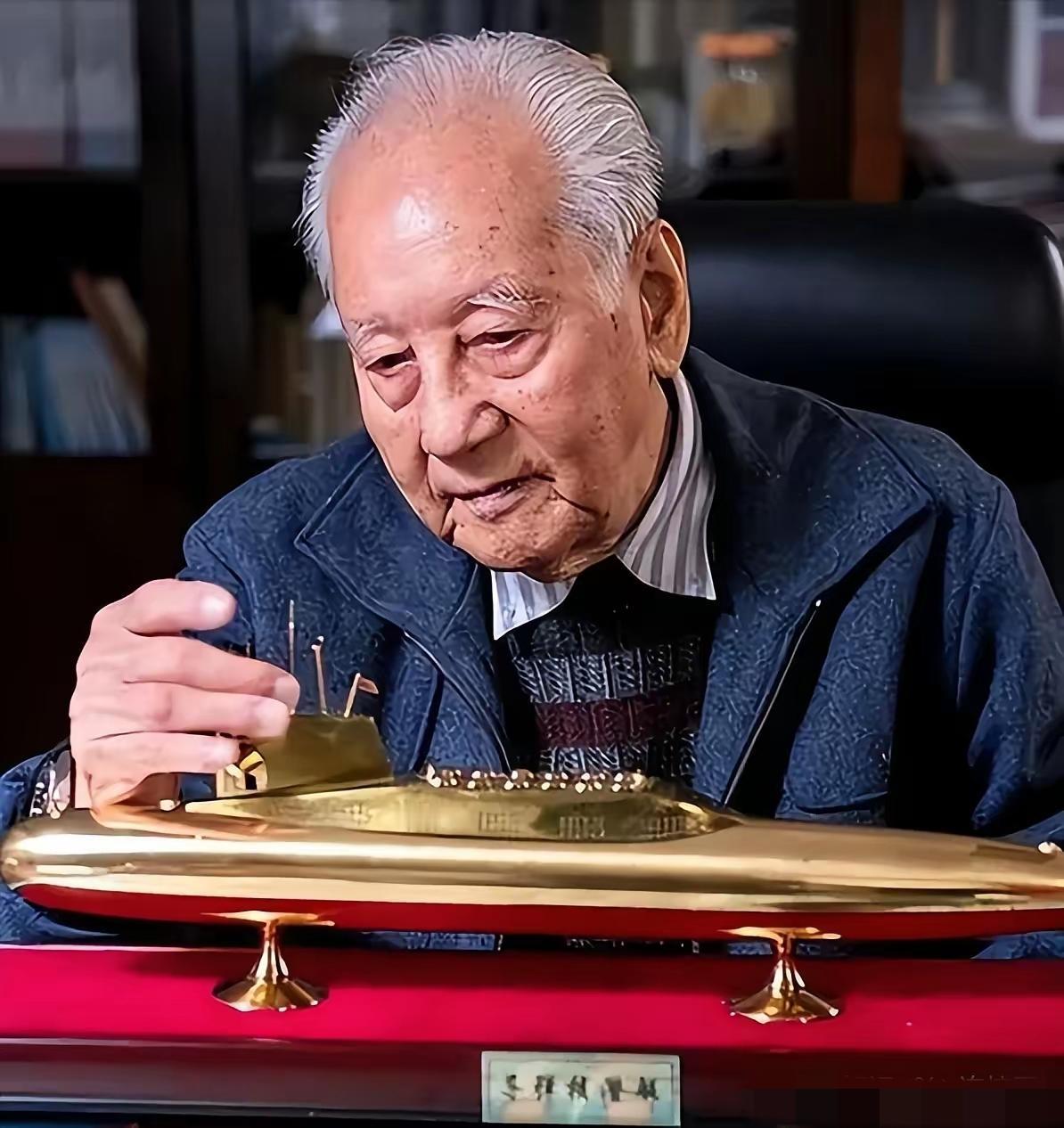 谁能想到，62岁的“中国核潜艇之父”黄旭华，回家时竟让95岁母亲认不出！
 
他