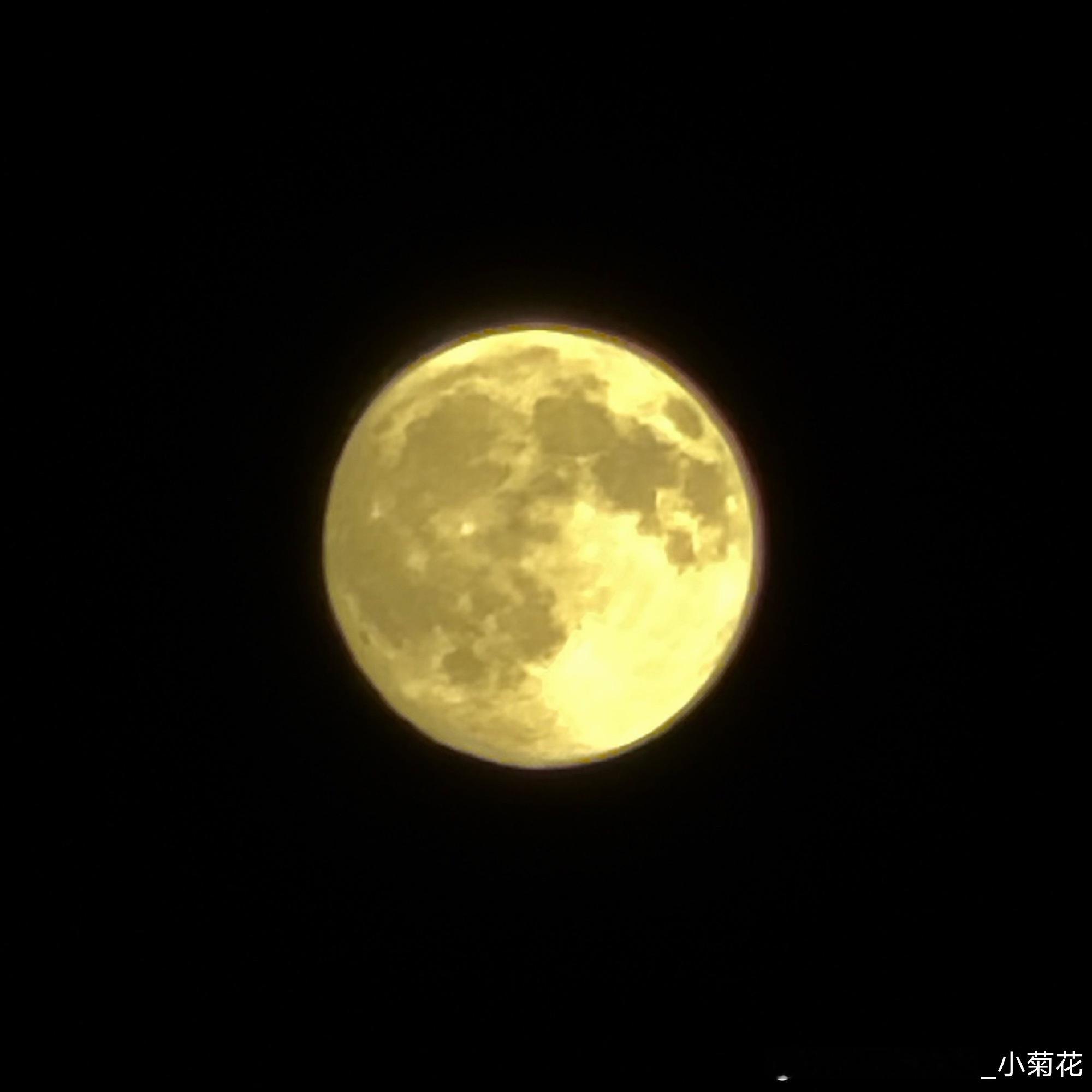 好的设备拍月亮特别特别好看，感觉都能看清月亮的纹路！…… ​​​