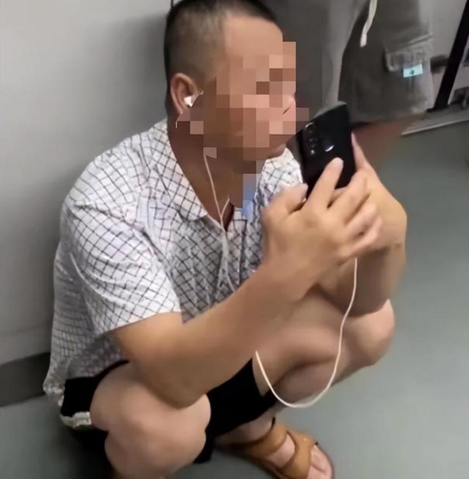 广州地铁八号线的一条“大叔疑似用偷拍的方式证明自己的清白，却被女子曝光”一事引起