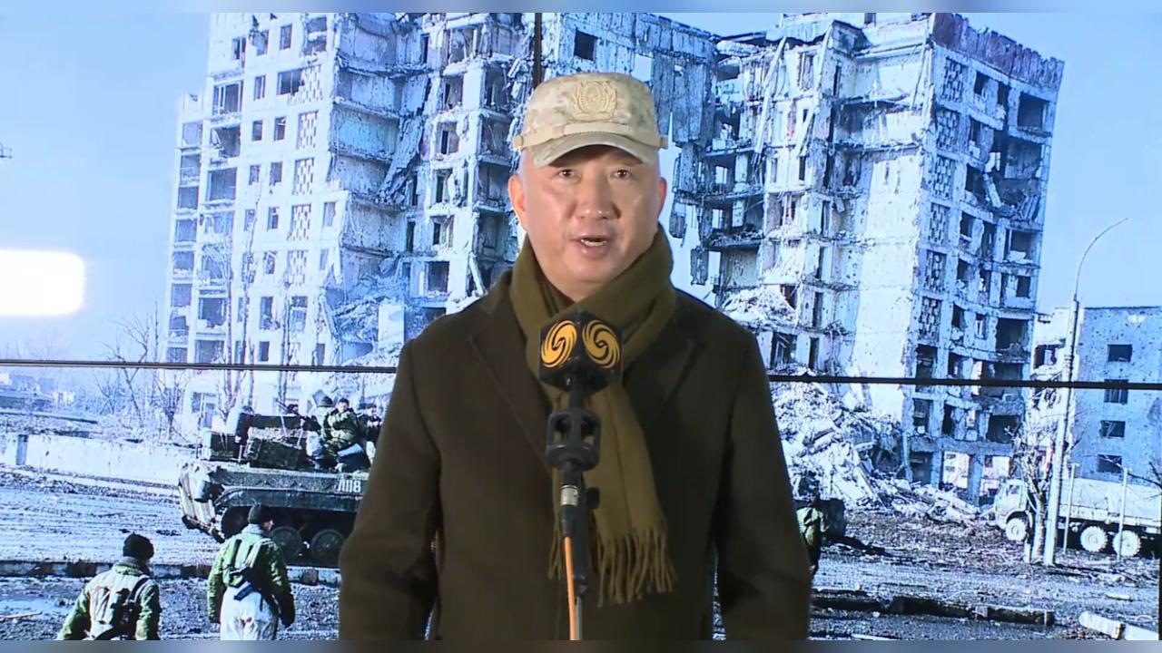 一个男人在战场上被战友用生命救下，临终前战友把妻子和儿子托付给他——最后，他竟真