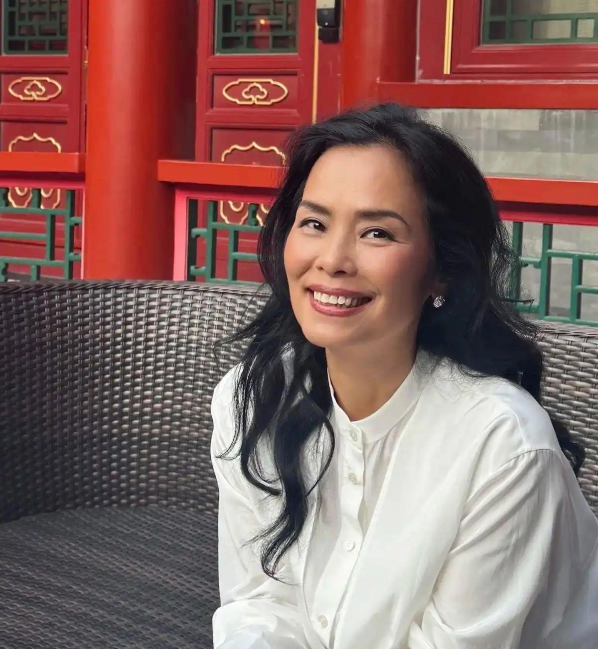 歌手韦唯的三个儿子，突然收到瑞典寄来的遗产清单。

送件律师亲口确认，这是父亲迈
