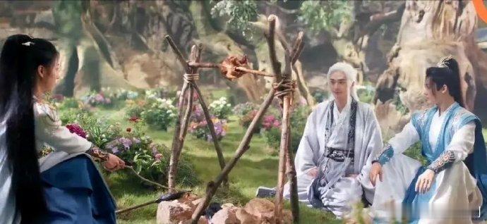头一次见有人烤鸡把棍子架这么高的，能烤熟？ 