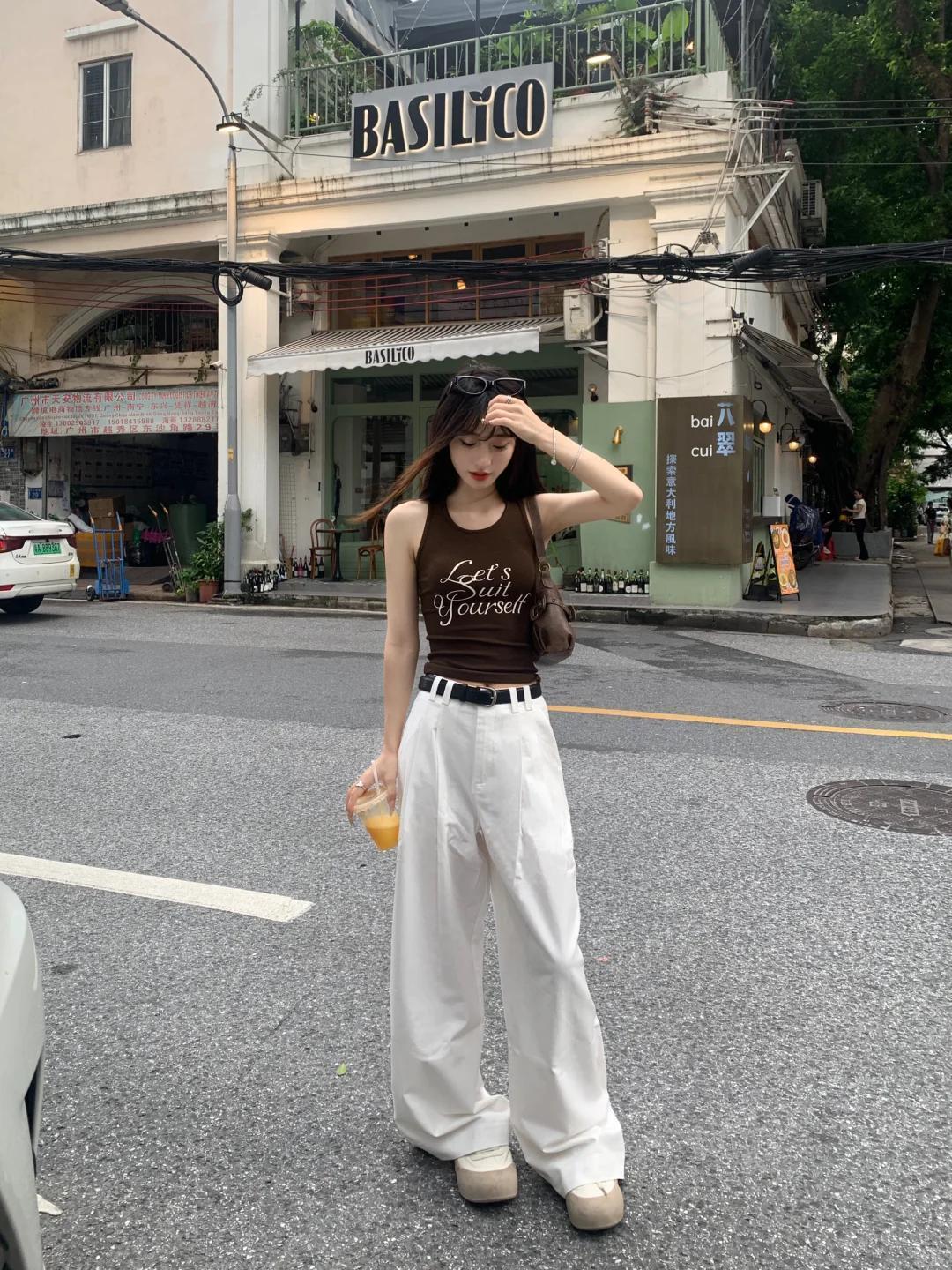 #夏日生活打卡季#☕️咖啡香醇，邂逅洁白西裤，职场优雅新风尚！👔
👚咖啡色背
