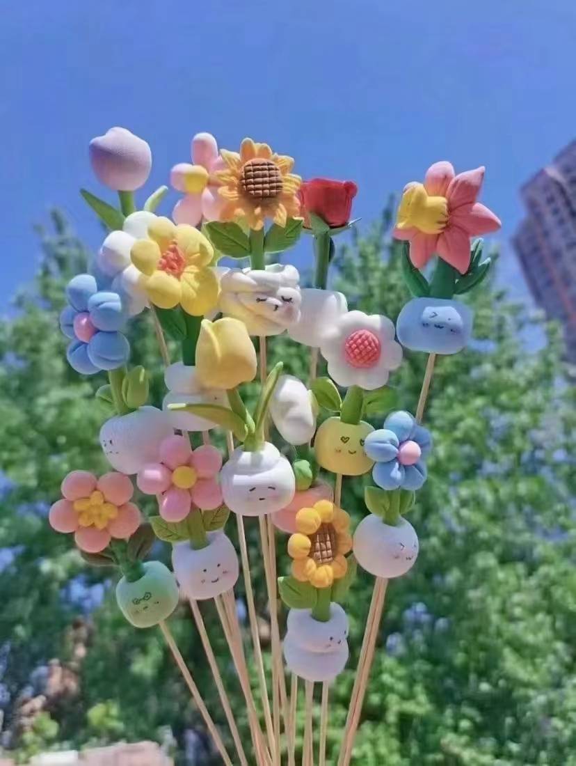 人很难长久扮演另一个人期待的模样。倘若一段感情需要不断伪装自我，这份勉强维系的亲
