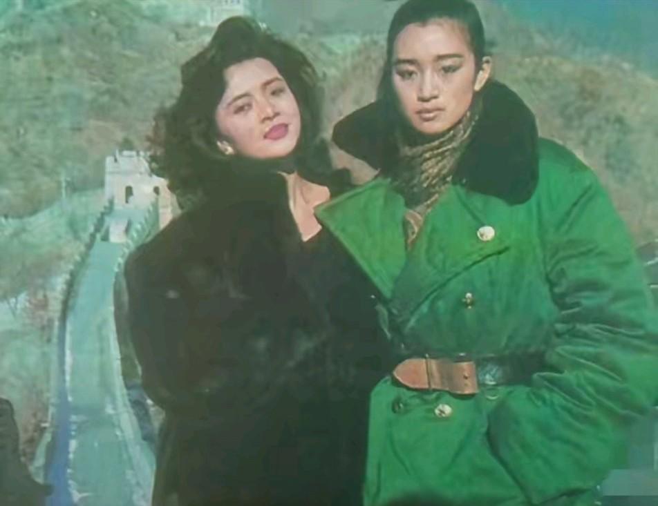 巩俐军大衣穿出了女王的气质。