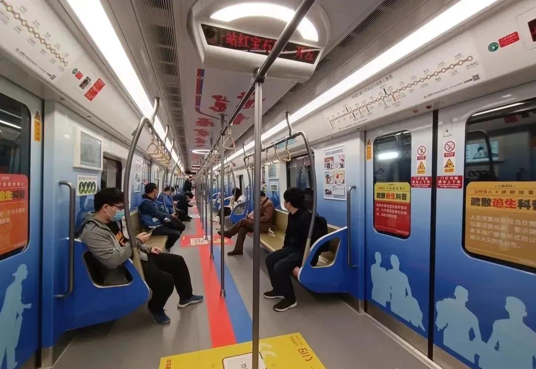 有上海市民在人民网领导留言板提交建议，希望上海全部地铁线路，在保留现有普通话、英