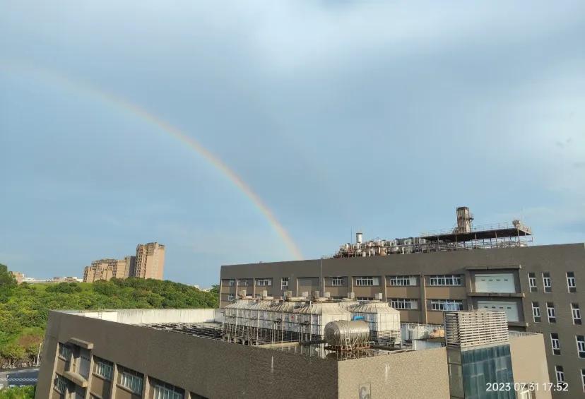 摸鱼
刚刚想说啥来着?
哦对，新来的经理好像大猛子	特别是嚼槟榔的时	
候哈哈哈