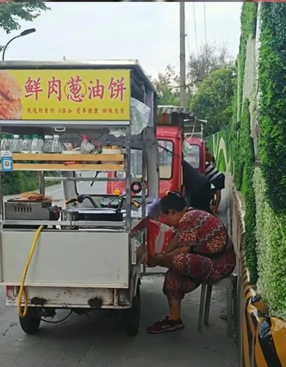 就算被打死，也不吃葱油饼了！看到一个视频，一个卖鲜肉葱油饼的老板，在没有生意的时