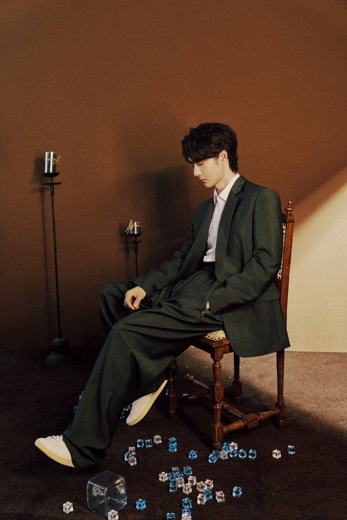 王一博元宵节九宫格王一博元宵节绿色西装营业照 王一博元宵节九宫格，王一博元宵节绿