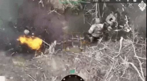 1名俄军士兵试图靠近燃烧的队友以取暖，结果队友身上的弹药突然发生爆炸，导致这名俄