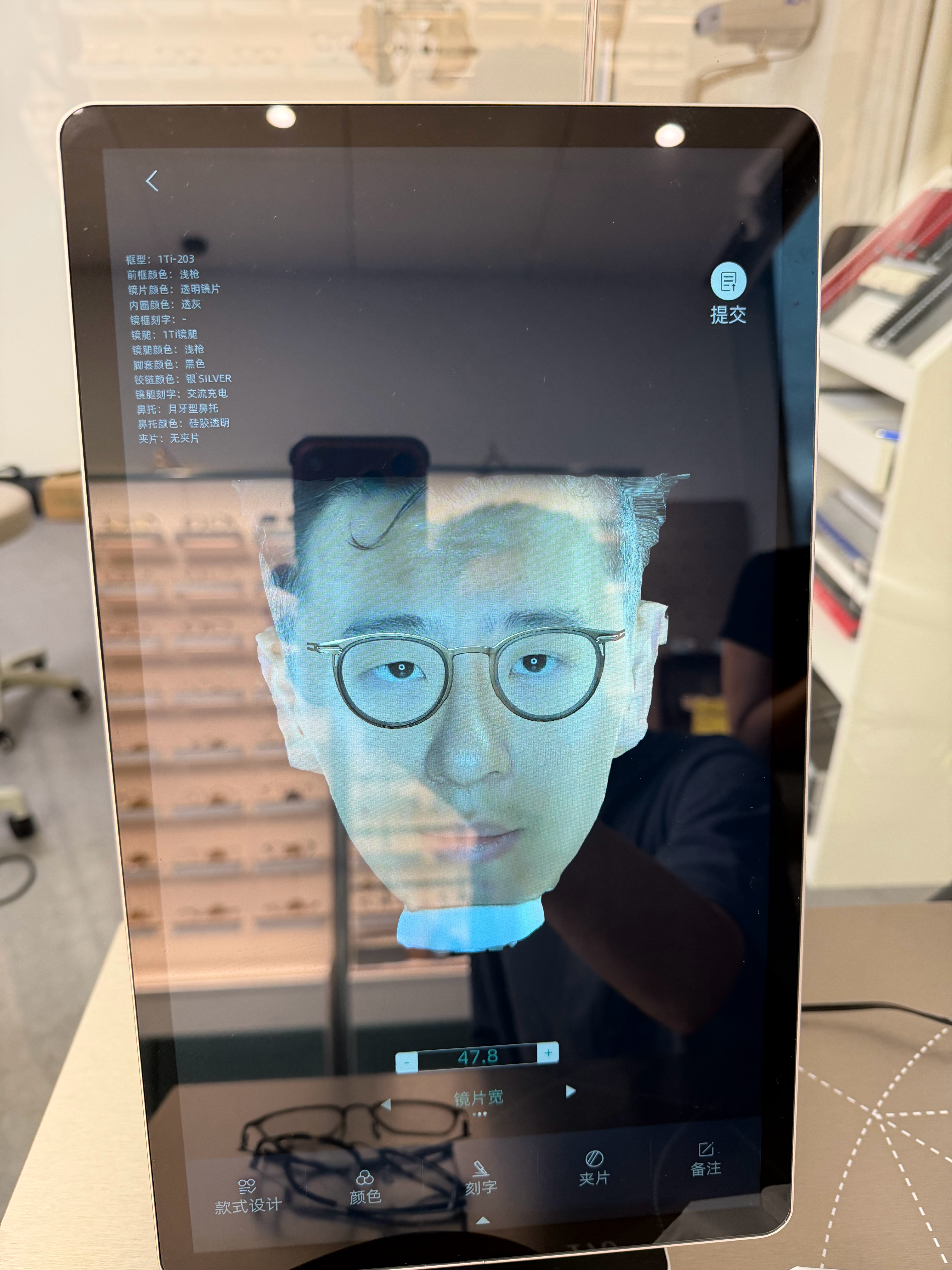 今天去先看眼镜业务配新眼镜有三点细节直戳我心窝用姆们台湾话说就是很“窝心”[捂嘴