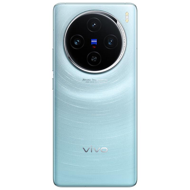 vivo x100是一款不错的拍照手机选择
如果对人像拍照有需求，也是很喜欢自拍