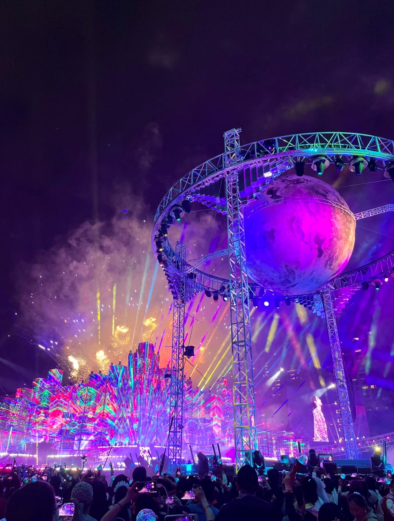 华晨宇 欢迎同行来抄舞台效果，我谁都不服就服华晨宇，很有创新，这个没办法喷！ 