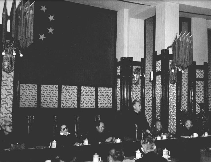 1953年2月，刘少奇在中央人民政府委员会第二十二次会议上讲话。会议通过了《中华