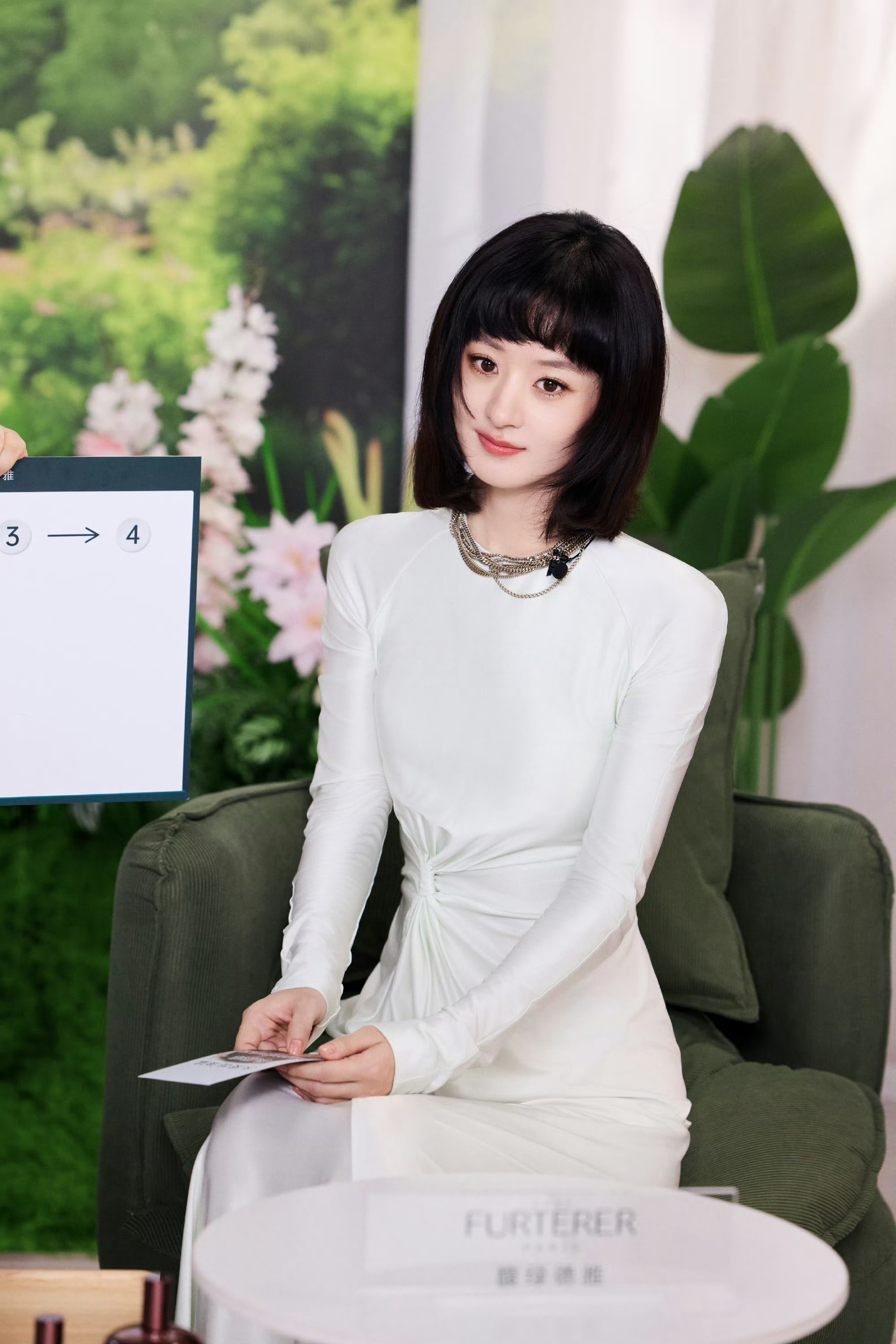 赵丽颖短发白裙三宫格赵丽颖笑意盈盈晴朗温柔 赵丽颖短发白裙三宫格，笑意盈盈晴朗温