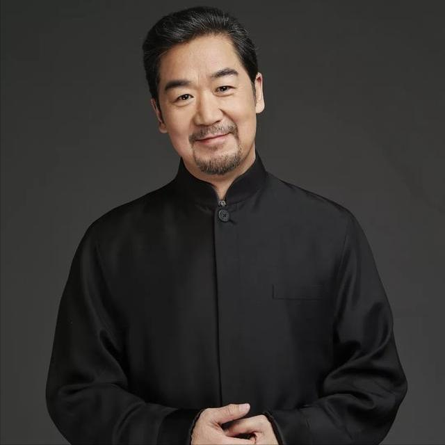 演员，张国立说，早上一个鸡蛋，两片培根，中午，一个烤白薯。晚上不管怎么饿，就从两