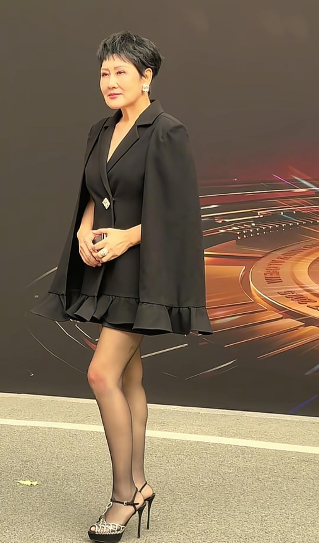 62岁穿短裙黑丝，不是博眼球，是活明白了。
别人说老了就该稳重，她偏要踩着高跟鞋