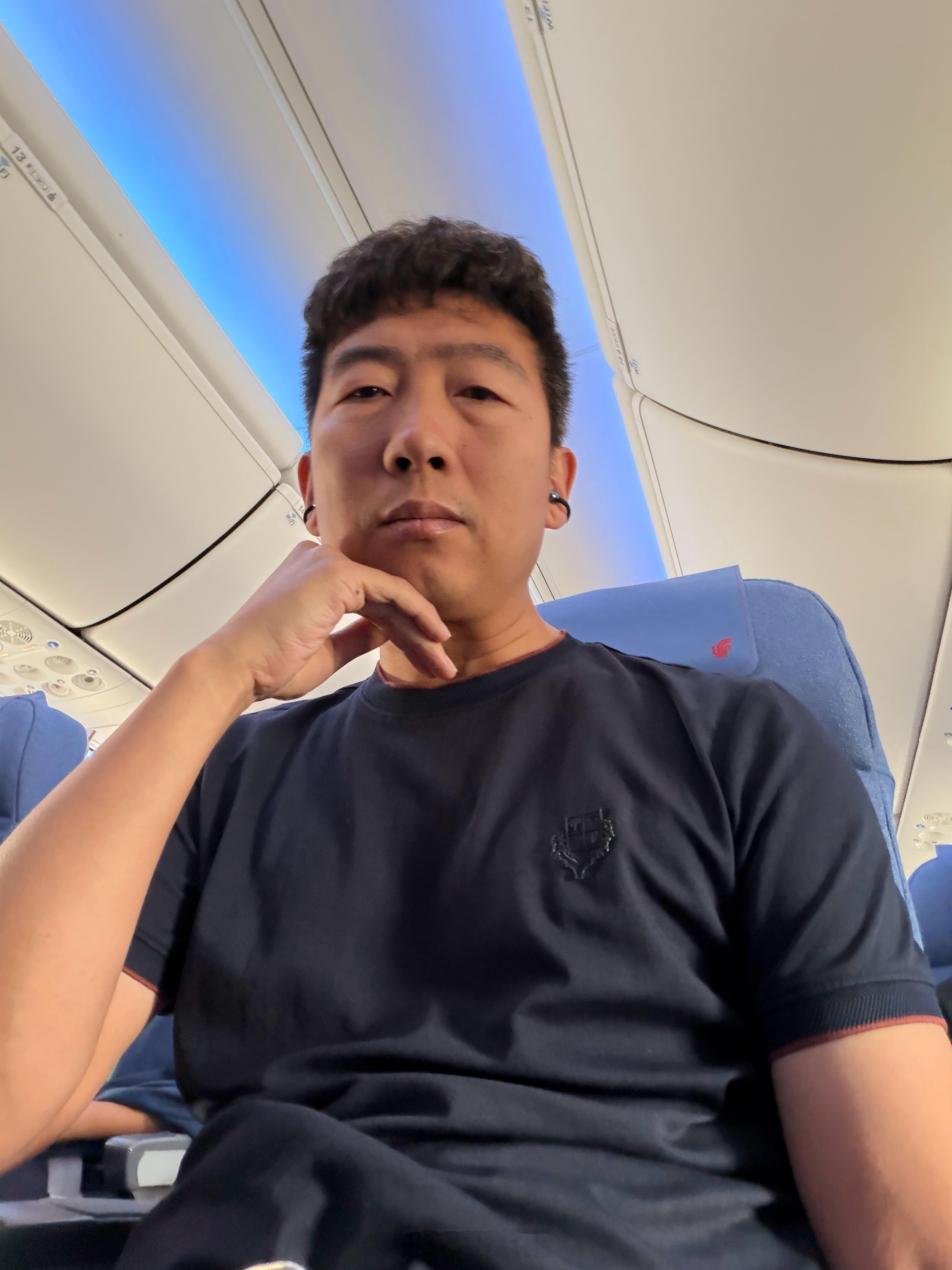 听说把镜头放低拍照就会显得自己很壮，我试试
