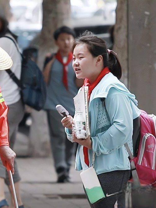 西安老师暖心对话学生，清洁工妈妈的平凡母爱，看哭无数人
 
西安一位班主任，在办