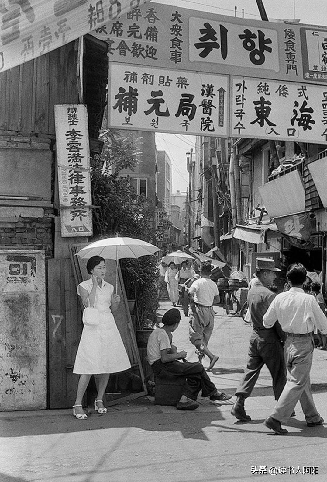 下图韩国首尔明洞。
1956年到1963年！
那时候韩国还没有废除汉字，满大街都