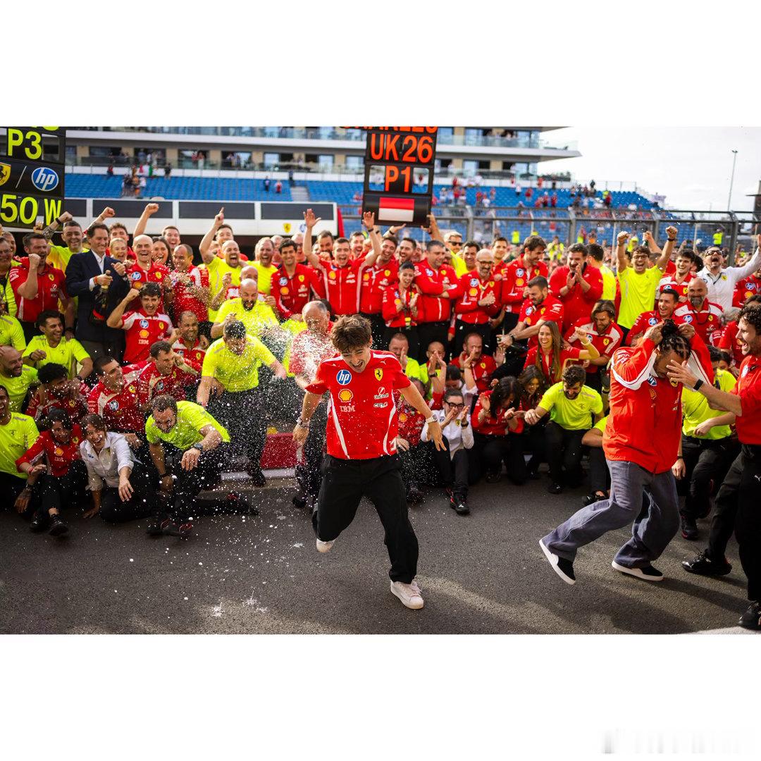 法拉利庆功照！！！老板约翰·埃尔坎也来了！！！F12026f1英国大奖赛勒克莱尔