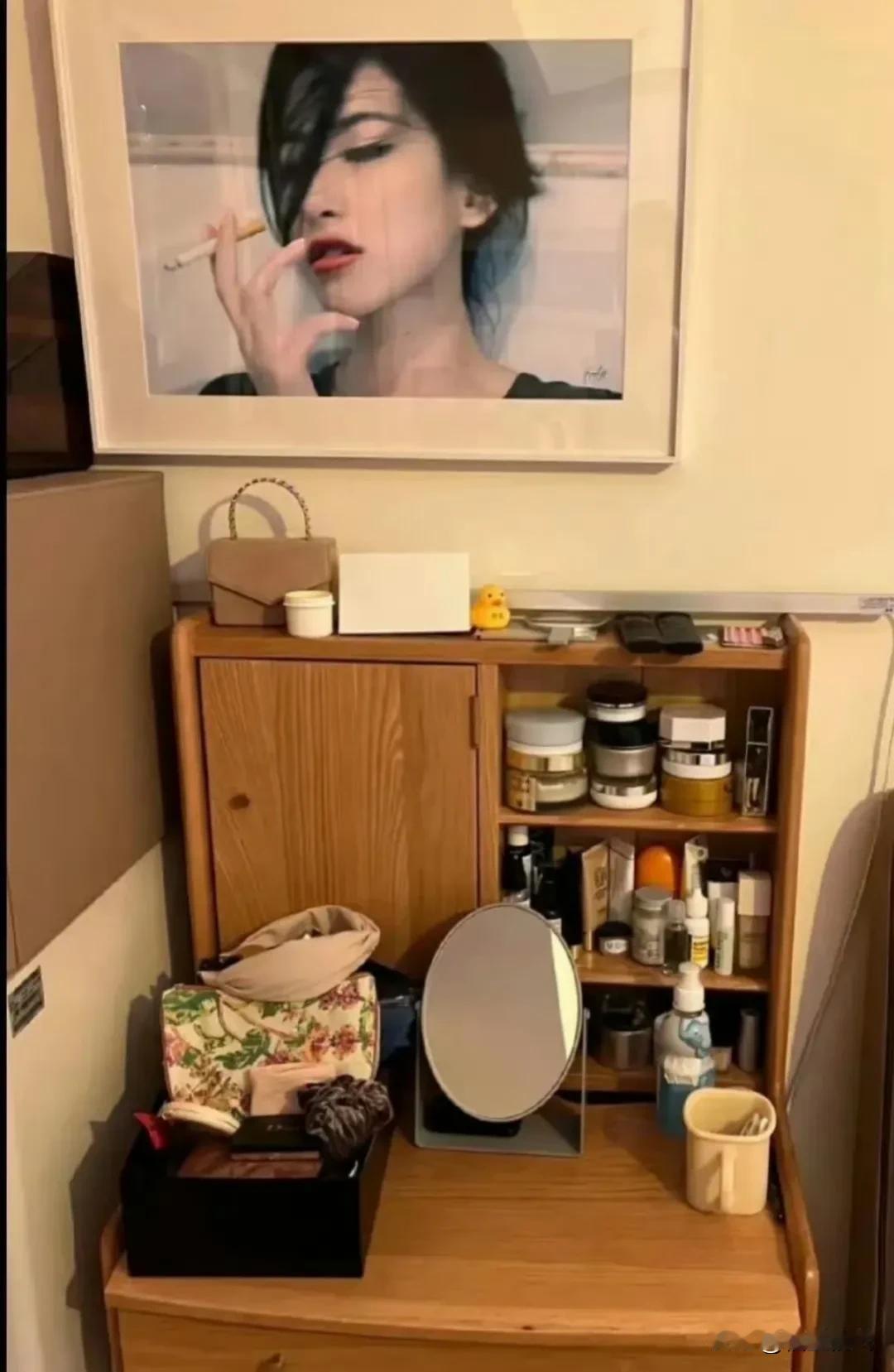 朱珠老公晒出朱珠的化妆台
虽然小小的桌子摆满了，但是相较于其他女星的化妆桌来说已
