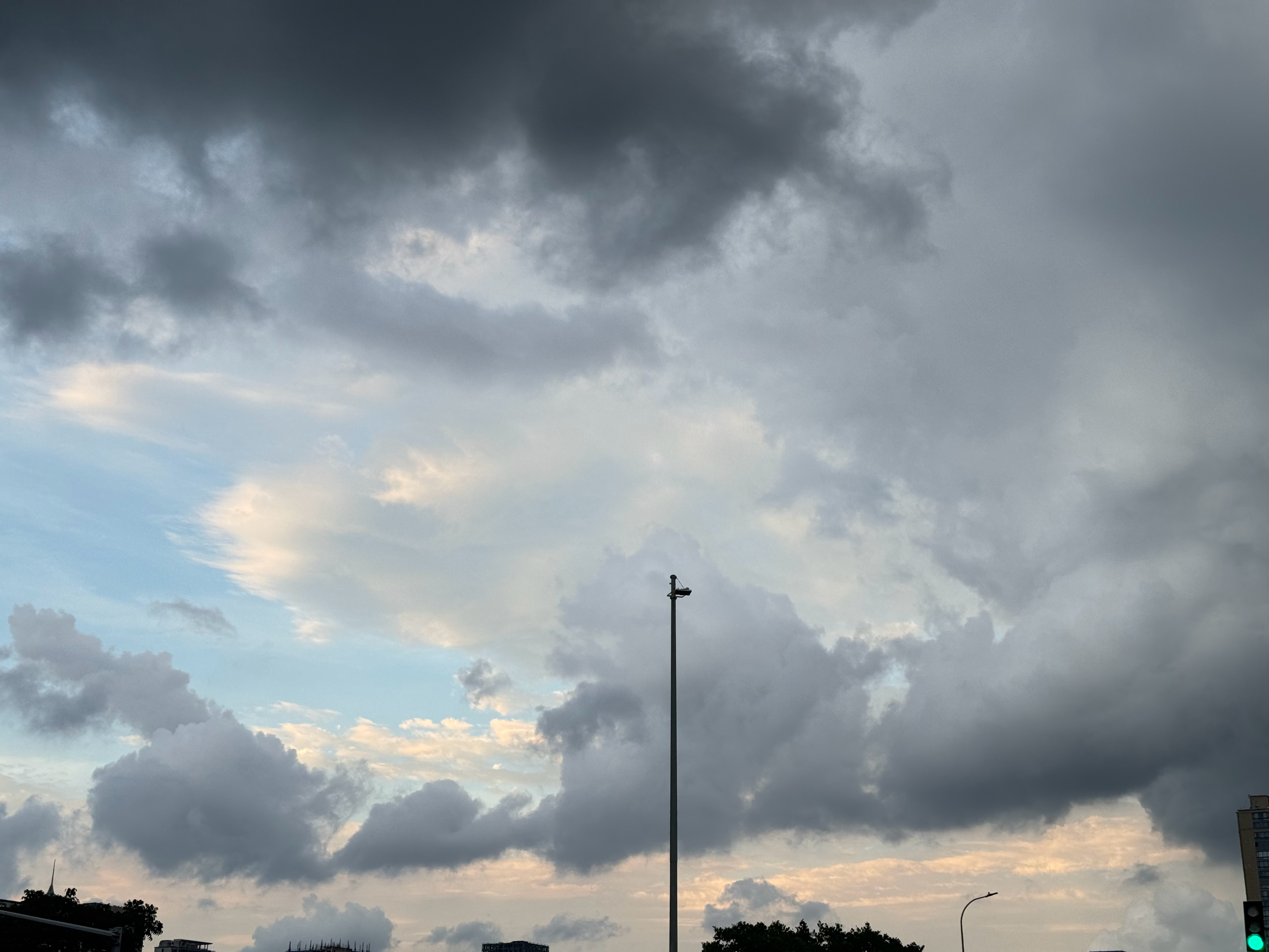 风雨降至傍晚的云移动得好快 