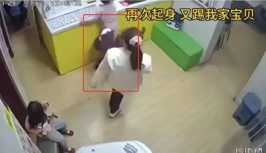 4 岁女童买汉堡遭陌生女子疯狂踢踹！监控曝光全网震怒：这脚下去，踢碎了多少人的底