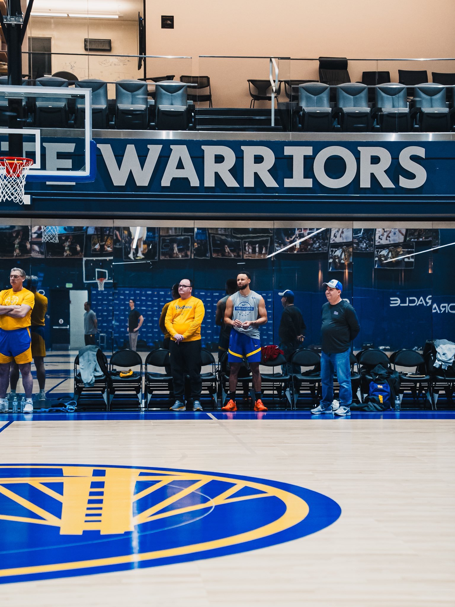 库里开始参加队内训练啦库里