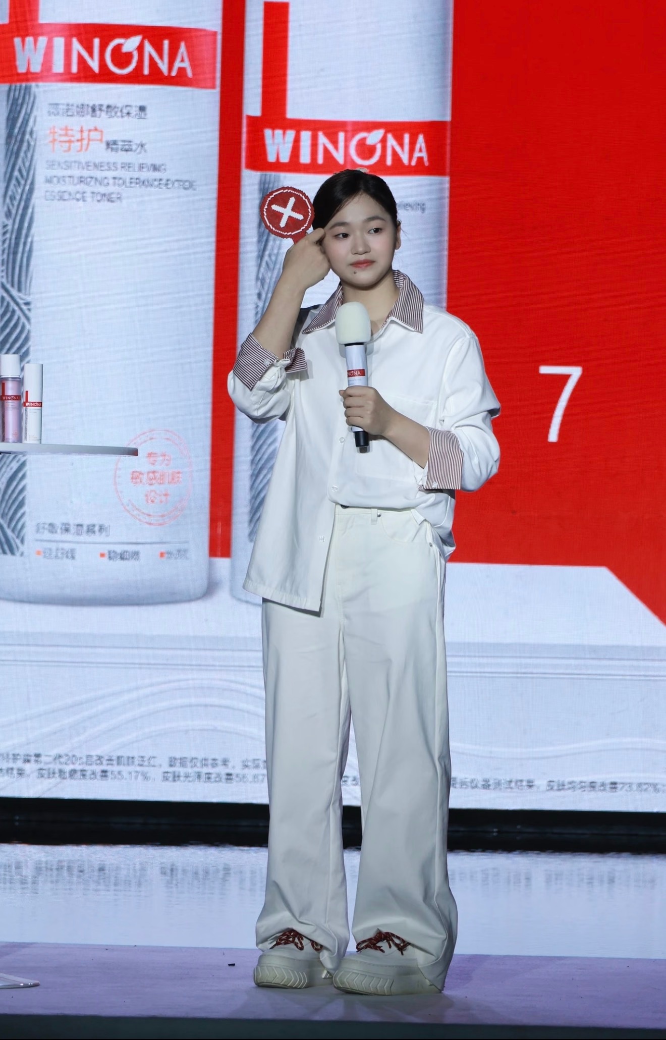 全红婵亮相上海薇诺娜代言活动，台上和观众大方互动。换上休闲私服，褪去赛场锐气，非