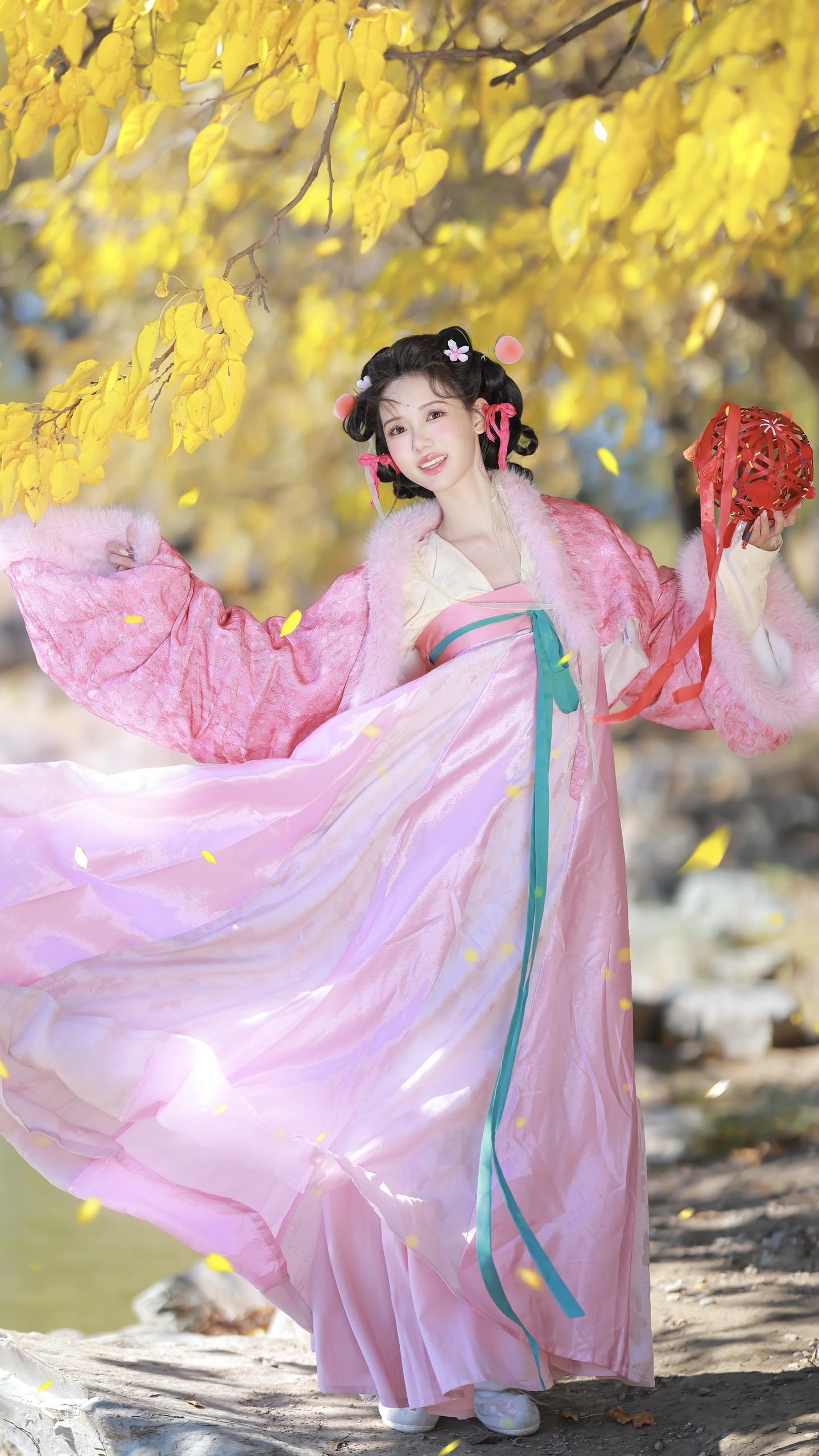 “阿姐，一起去赏秋哇”🍂。美丽的秋天！