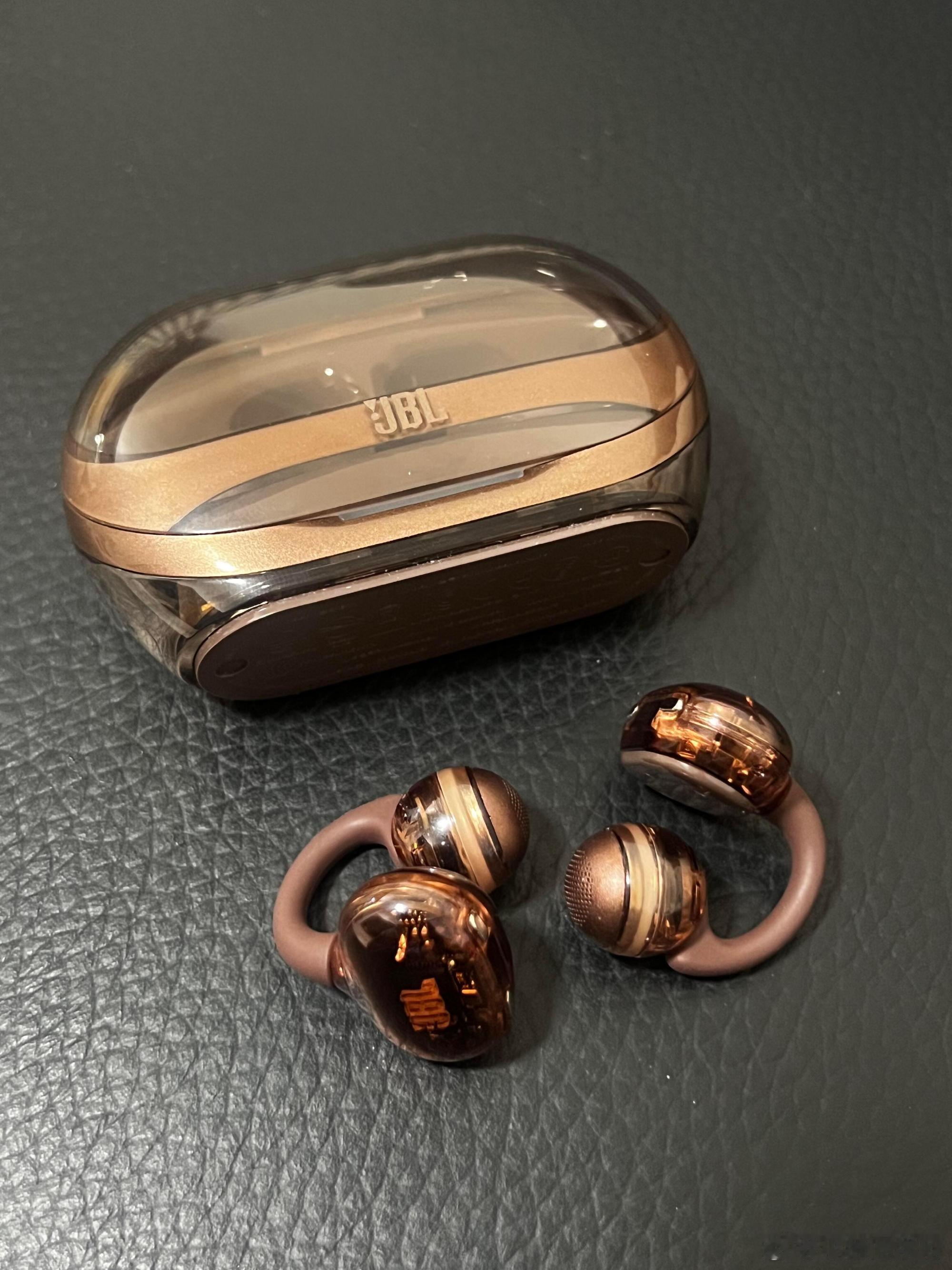 JBL琉璃扣：耳朵上的透明时尚单品🎧✨JBL琉璃扣是一款耳夹式开放耳机，主打“