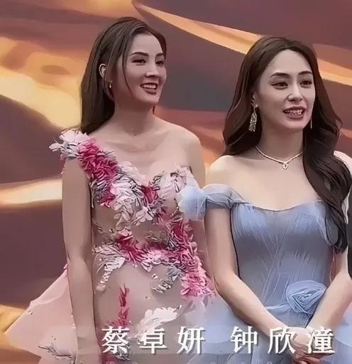 蔡卓妍钟欣潼走红毯现场，古灵精怪的蔡卓妍也老了，时间如流水，跑的真快，小的变大了