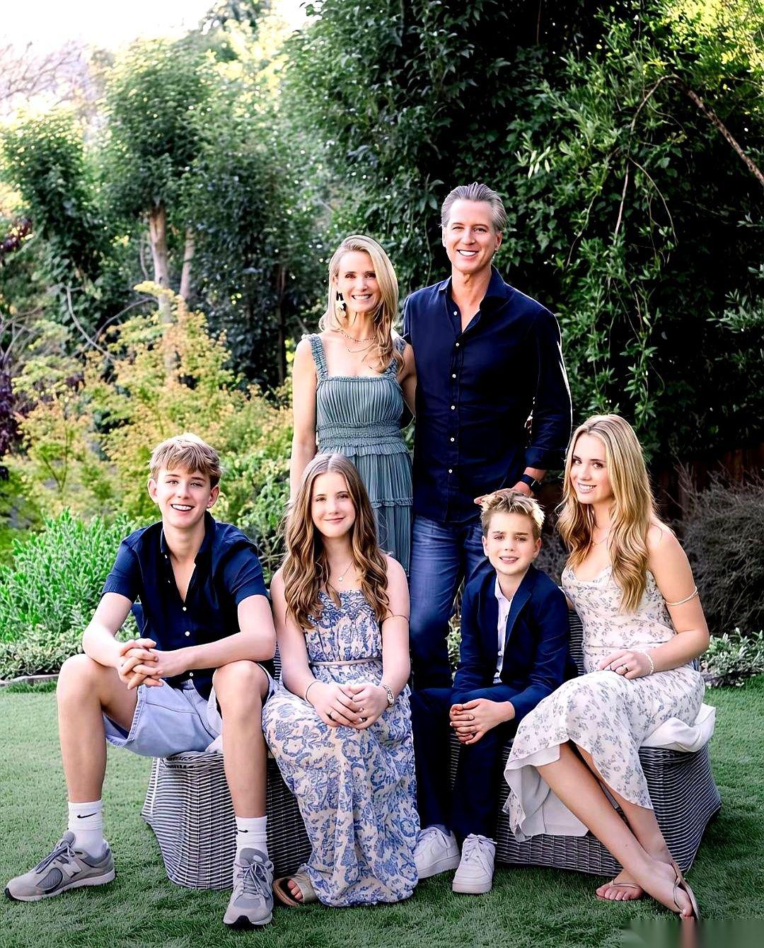 加州州长纽森那张全家福，刷到的人不少。
四个孩子，两个帅儿子，两个漂亮女儿，对着