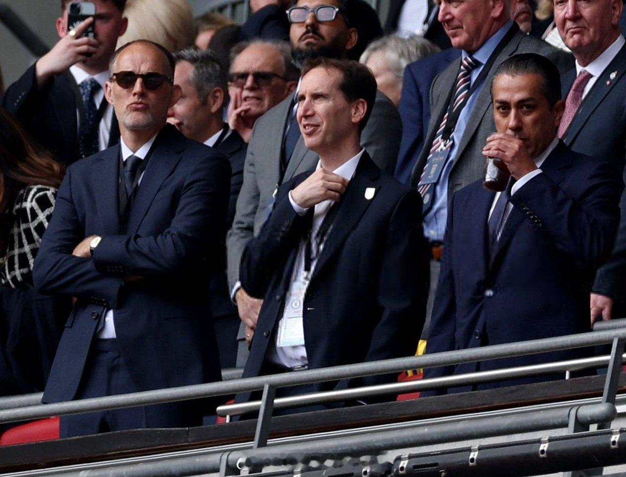 【熟人见面】足总杯半决赛，温布利球场，切尔西1比0利兹联。在看台上面，英格兰主帅