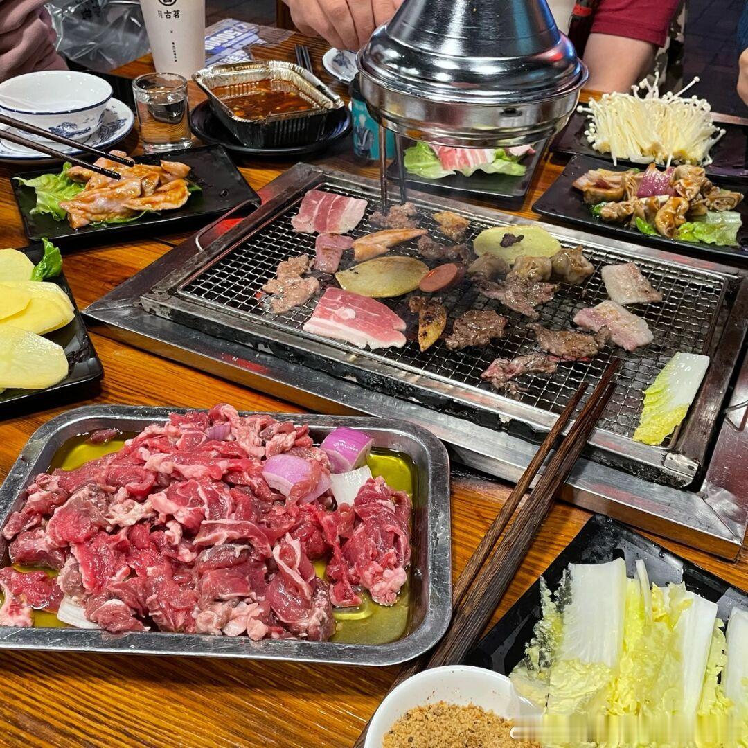 和几个朋友出来吃顿烤肉，简简单单，开心就好财金汇眼k线王-唐总