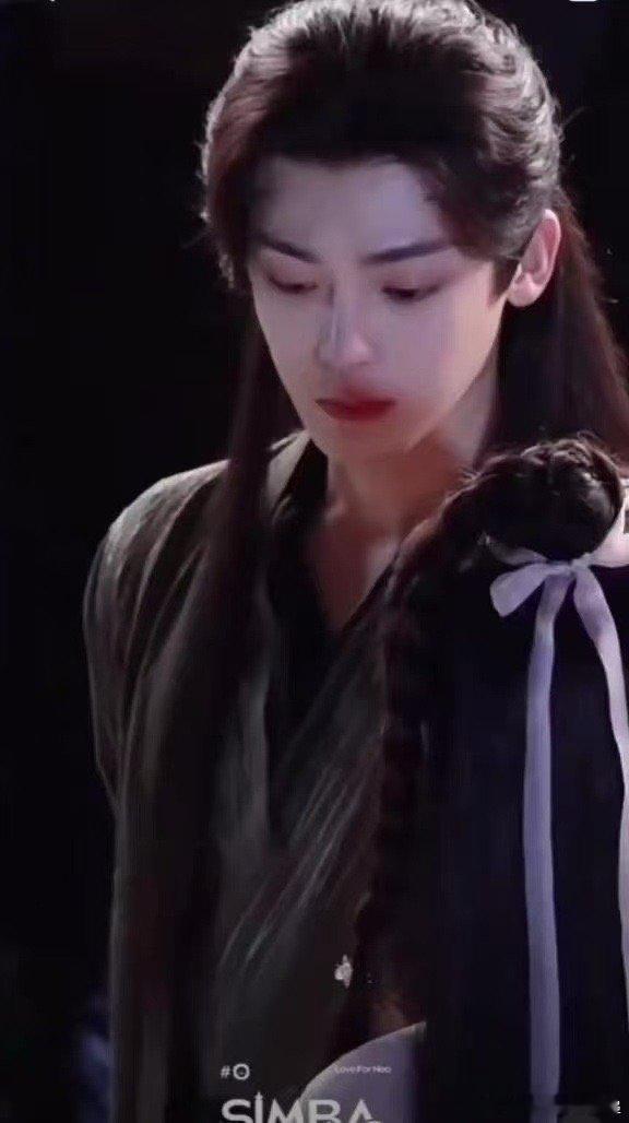 侯明昊纯恨剧情里拿了纯爱本 红烨重生之后的每一步都在偏她，别人面前是杀伐果断的大