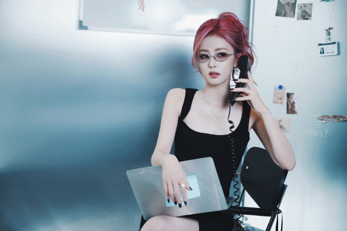 白鹿粉发无框眼镜吊带黑裙look 白鹿麻辣女教师造型 白鹿麻辣女教师造型，白鹿粉