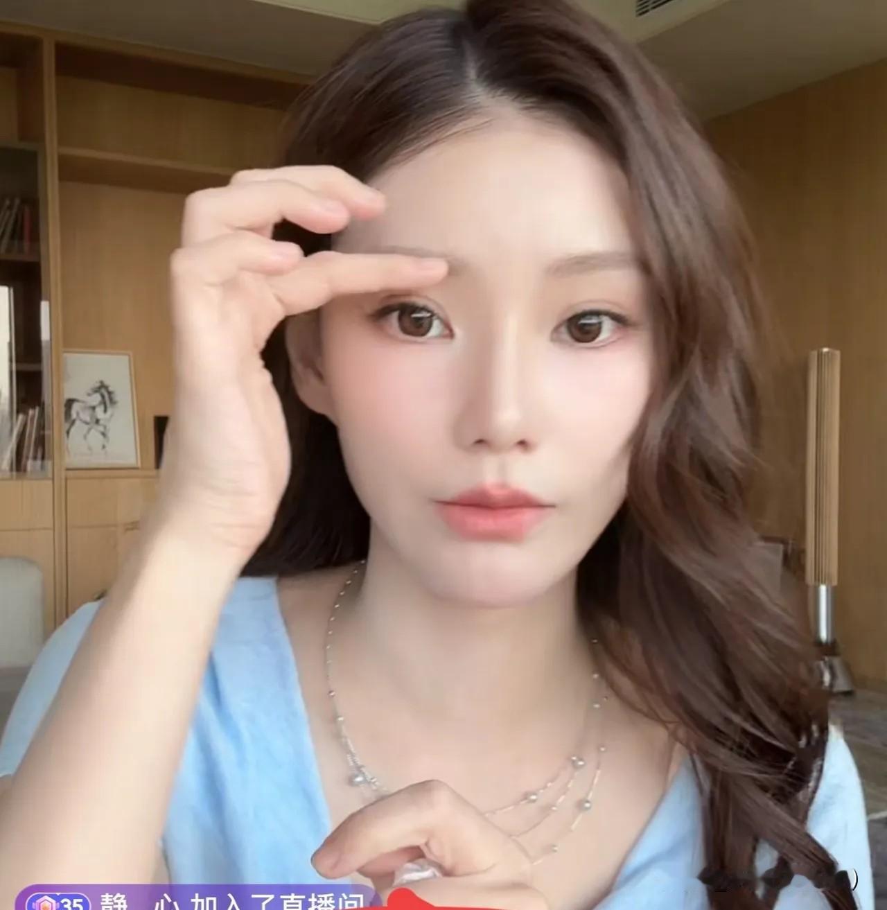 马筱梅直播过程温馨又有趣，她正和粉丝轻松闲聊，小菲悄悄回家。
他明知妻子在直播，